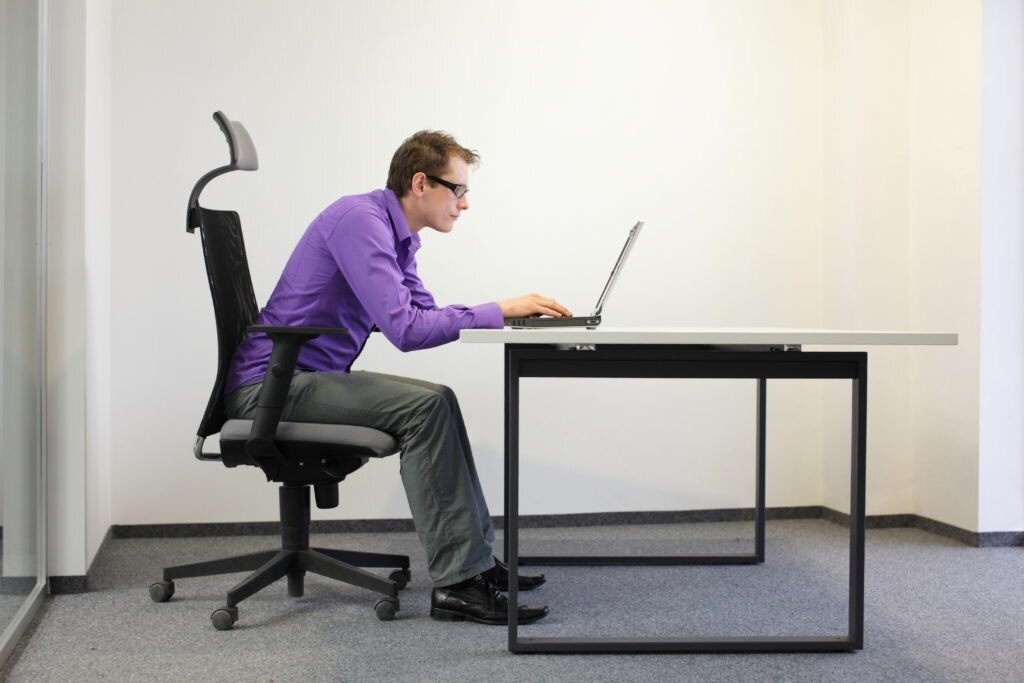 Um ambiente de trabalho saudável e produtivo é crucial para o sucesso de qualquer empresa. Para alcançar isso, é essencial seguir as diretrizes estabelecidas pela Norma Regulamentadora 17 (NR17). A NR17 foi criada para garantir condições adequadas de trabalho, visando a segurança, saúde e bem-estar dos colaboradores. Para implementá-la efetivamente em sua empresa é preciso adotar algumas medidas.