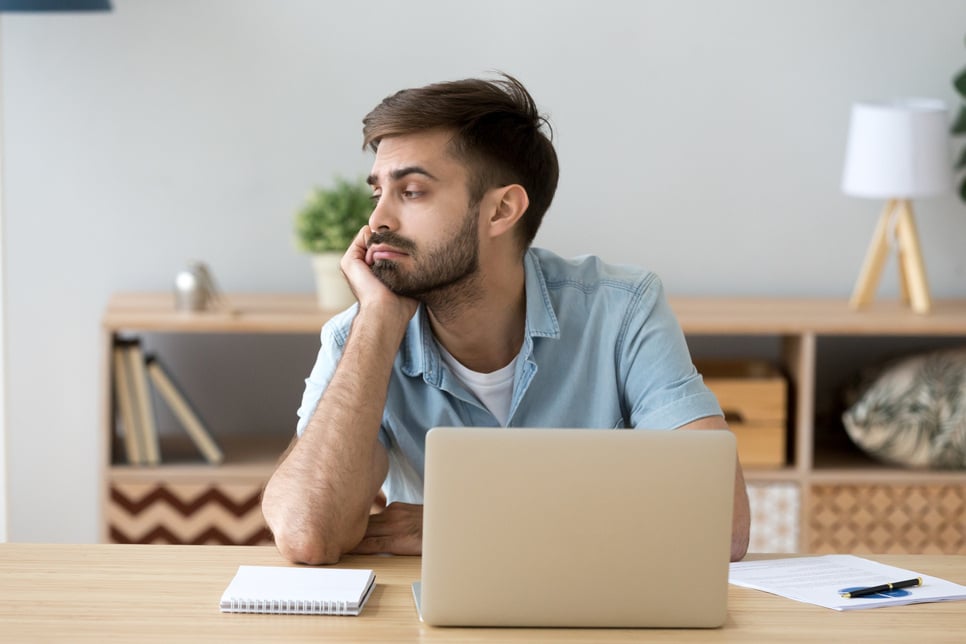 A procrastinação, ou o ato de adiar tarefas importantes, surge geralmente por falta de motivação, dificuldade em lidar com tarefas desafiadoras ou problemas de gestão do tempo. Esse comportamento tende a acumular pendências e resulta em prazos não cumpridos, baixa qualidade de trabalho e estresse elevado.