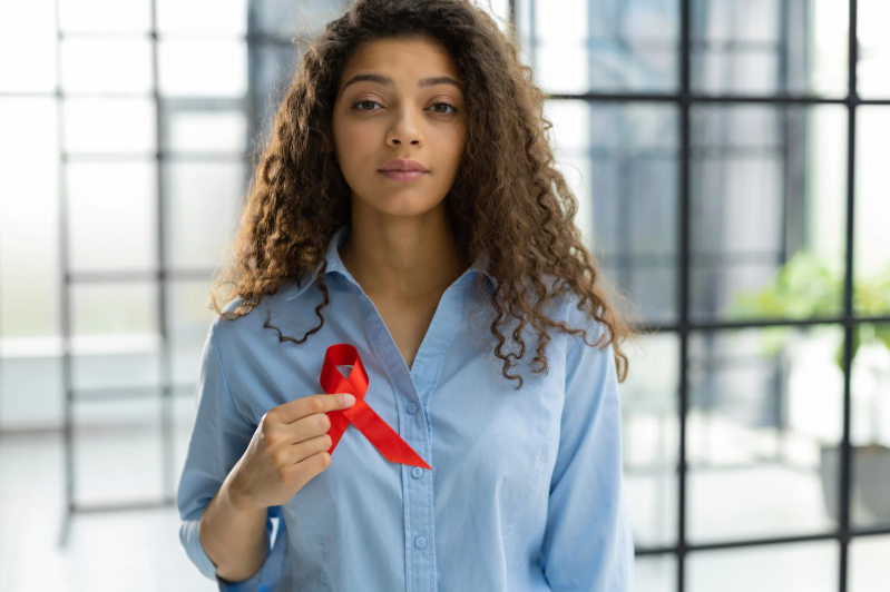 É imprescindível que a abordagem do Dezembro Vermelho na sua empresa seja feita de uma forma responsável para não fomentar os esteriótipos advindos das percepções mais antigas acerca do HIV e da AIDS.