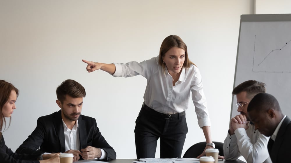 Quando os funcionários percebem que seus colegas frequentemente faltam ao trabalho, pode surgir um sentimento de injustiça e frustração, especialmente entre aqueles que precisam assumir responsabilidades adicionais para cobrir as ausências. Essa situação pode levar a um aumento nas tensões interpessoais, pois os colaboradores presentes podem sentir que estão sendo sobrecarregados ou que seus esforços não são devidamente reconhecidos.