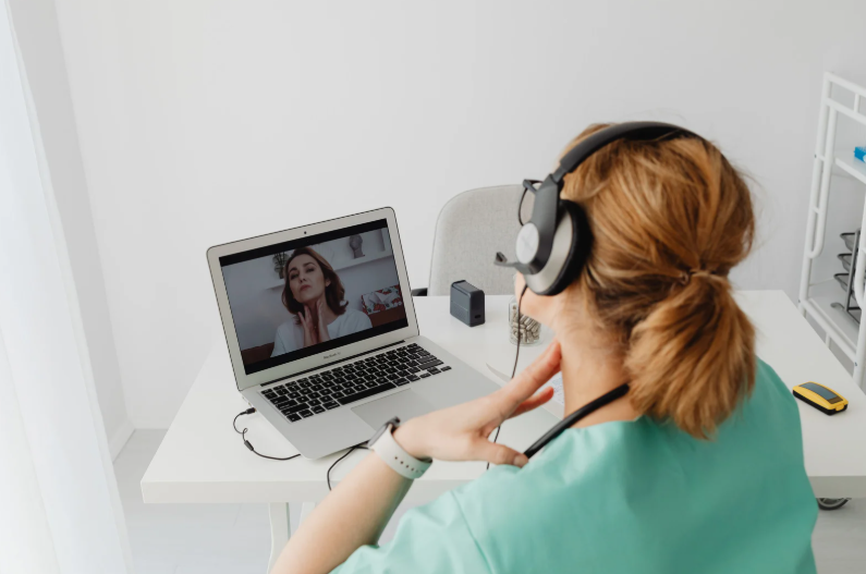 A telemedicina é uma ferramenta transformadora que vem enfrentando os inúmeros desafios do sistema de saúde. Em um país como o Brasil, o quinto em abrangência territorial, onde há baixa concentração de médicos em áreas periféricas e um sistema público frequentemente ineficiente, essa abordagem surge como uma grande aliada na democratização do acesso aos serviços de saúde, beneficiando principalmente os mais necessitados.