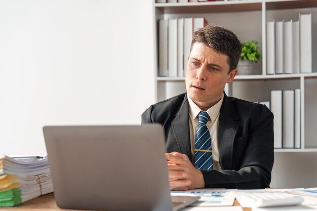 Por meio da correlação entre o código da Classificação Internacional de Doenças (CID) e o código da Classificação Nacional de Atividade Econômica (CNAE), o perito do INSS avalia se a lesão ou dano sofrido pelo trabalhador está vinculado ao trabalho realizado. Quando o NTEP é aplicado, o benefício previdenciário é classificado como B91 (Auxílio-doença por acidente de trabalho). Se a empresa não concordar com essa classificação, é crucial contestar a decisão junto ao INSS.