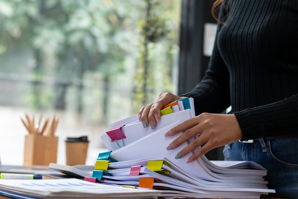 Lidar com a gestão de absenteísmo&nbsp;em escala pode ser um grande desafio, independentemente do porte da empresa. Porém, com as estratégias certas, é possível otimizar esse processo, garantindo eficiência e organização.  Desde o registro e armazenamento até a utilização das informações para decisões estratégicas, cada etapa é crucial para o sucesso dessa gestão.